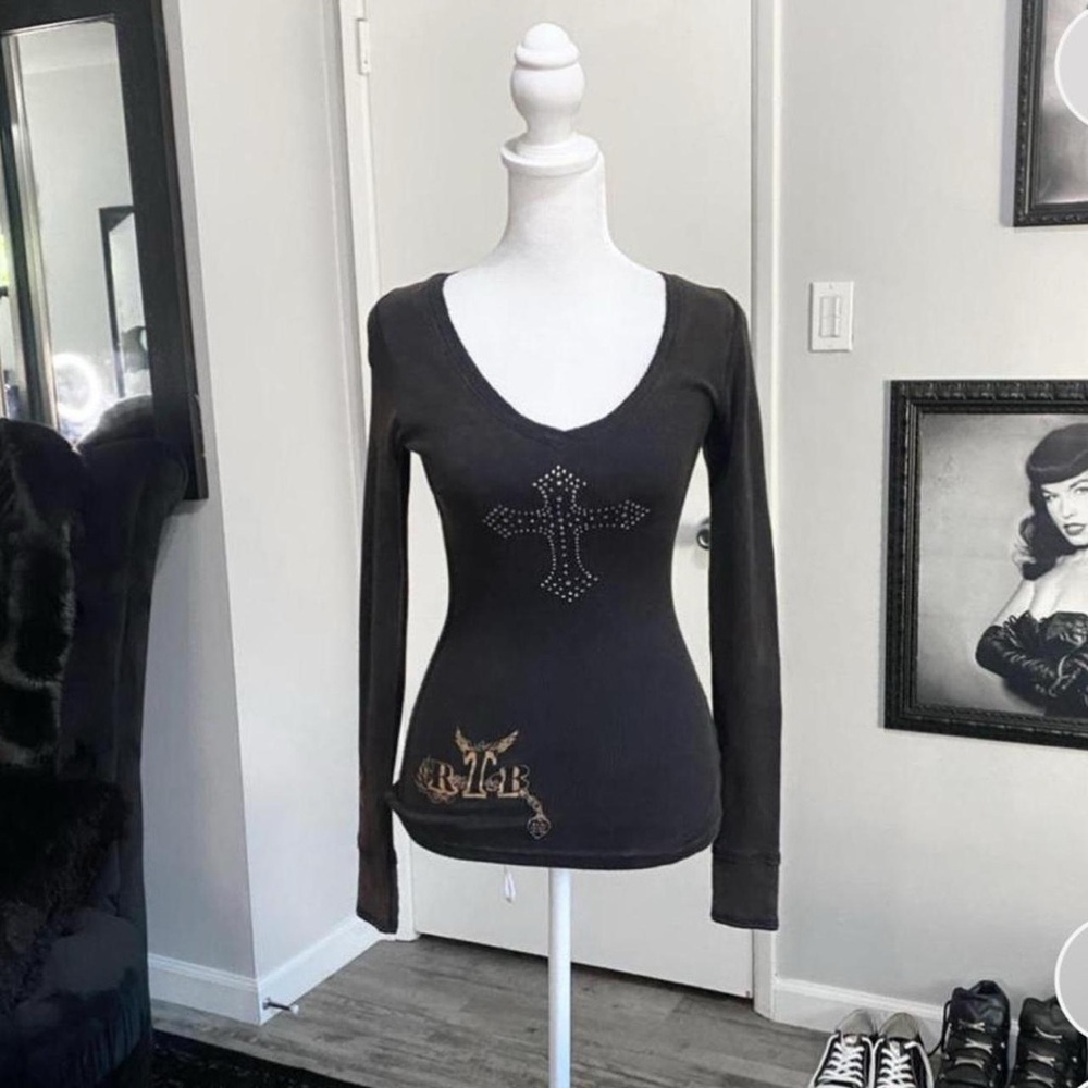 V-neck Thermal top with Studded Cross